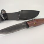 Lava / Stahl: Legiert / Griff: Sandelholz (rot)