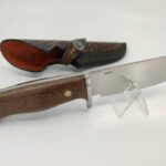 Ein Messer aus M390 Stahl.