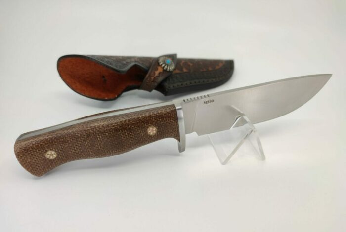 Ein Messer aus M390 Stahl.
